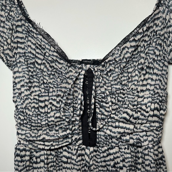 Forever 21 Sirens Floral Print Lace Trim Hook and Eye Romper Size Small - Picture 4 of 9